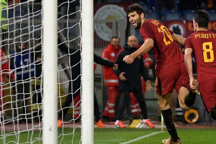 Bek AS Roma, Federico Fazio, melakukan selebrasi setelah mencetak gol penentu kemenangan 1-0 atas Cagliari pada laga lanjutan Liga Italia di Stadion Olimpico, Sabtu (16/12/2017) waktu setempat.