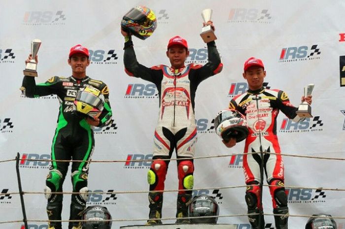 Pebalap Astra Honda Motor (AHM), Rheza Danica Ahrens (kanan) berpose di podium ketiga pada balap anpertama Kejuaraan Nasional 250cc Indospeed Race Series seri kelima di Sirkuit Sentul, Sabtu (11/11/2017).