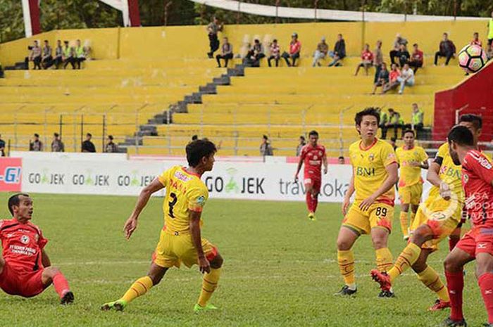 Suasana tribun Stadion H. Agus Salim yang minim penonton saat digelarnya laga Semen Padang FC melawan Bhayangkara FC dalam laga lanjutan Liga 1, Jumat (15/9/2017).