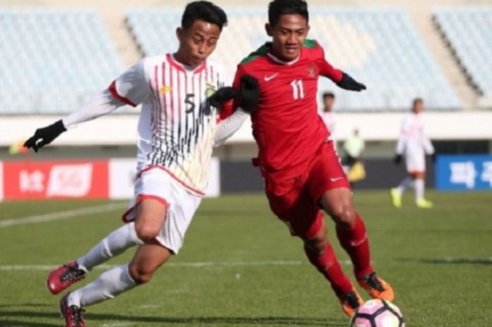 Bek Timnas U-19 Indonesia Firza Andika (kanan) bersaing ketat dengan gelandang Brunei Muhammad Nur Aiman dalam Kualifikasi Piala Asia U-19 2018, Selasa (31/10/2017) WIB, di Paju, Korsel.