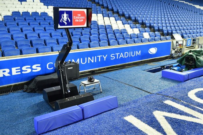 Peralatan sistem Video Assistant Referee (VAR) yang ada di sisi lapangan pertandingan dalam laga ronde ketiga Piala FA 2017-2018 antara Brighton & Hove Albion and Crystal Palace di Stadion American Express Community, Brighton, Inggris, pada 8 Januari 2018.
