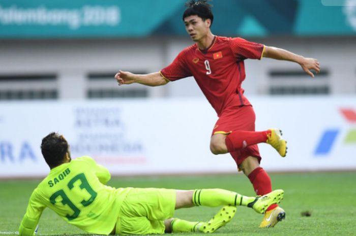 Salah satu pemain timnas U-23 Vietnam, Nguyen Cong Phuong saat berduel dengan kiper Pakistan di Stadion Wibawa Mukti, pada Selasa (14/8/2018).