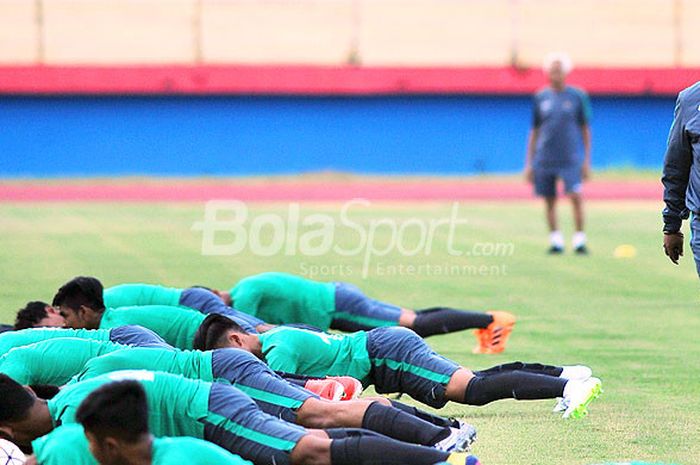 Pelatih fisik timnas U-16, Sansan Susanpur, mengamati jalannya latihan timnas U-16 Indonesia pada pemusatan latihan di Stadion Jenggolo, Sidoarjo, yang dimulai Kamis (21/6/2018).