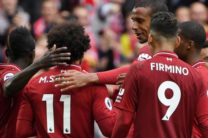 Para pemain Liverpool FC merayakan gol Mohamed Salah ke gawang Southampton dalam partai Liga Inggris di Stadion Anfield, Liverpool, 22 September 2018.
