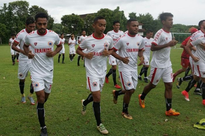  Skuat Persija Jakarta menggelar latihan di lapangan Trisakti, Badung, Bali. 