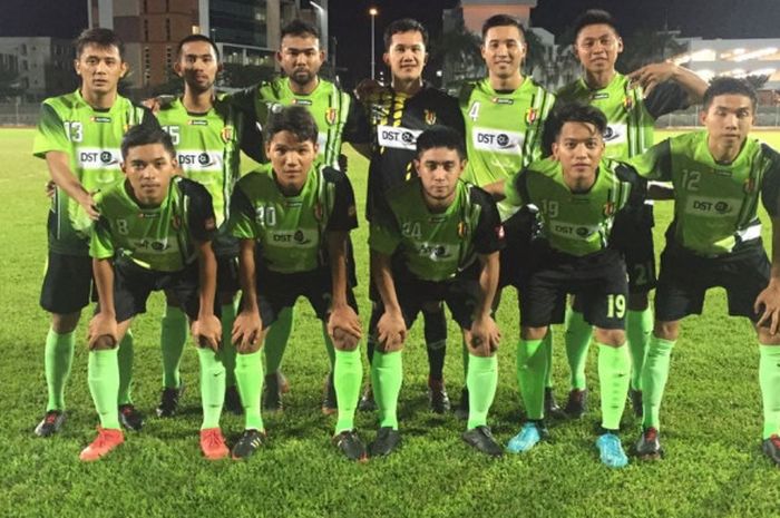 Gelandang asal Indonesia, Iner Sontany Putra (depan dua dari kanan) bersama pemain Indera SC sebelum melakoni laga kontra tuan rumah Kota Rangers FC pada pekan pertama Liga Brunei 2018-2019 di Komplek Sukan Barakas, Bandar Seri Begawan, 26 Oktober 2018. 