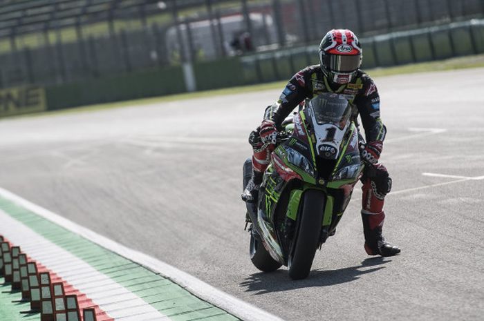 Jawara superbike, Jonathan Rea (#1) memacu motornya saat beraksi di Sirkuit Imola, Italia pada 13 Mei 2018.