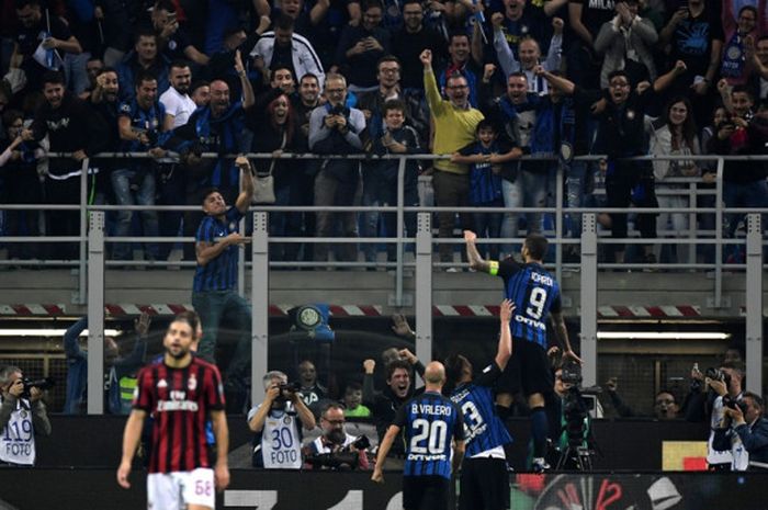 Striker Inter Milan, Mauro Icardi, merayakan gol yang dia cetak ke gawang AC Milan dalam laga Liga Italia di Stadion Giuseppe Meazza, Milan, pada 15 Oktober 2017.