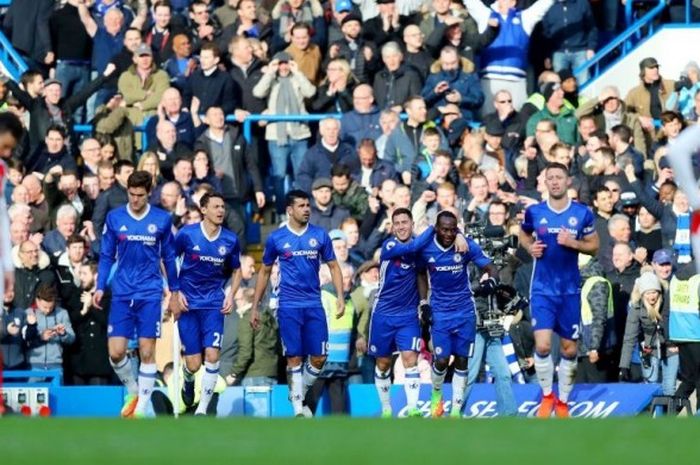 Para pemain Chelsea merayakan gol Eden Hazard ke gawang Arsenal pada laga Premier League di Stadion Stamford Bridge, London, 4 Februari 2017.