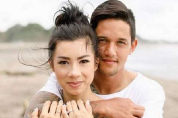 Irfan Bachdim berpelukan dengan Jennifer Bachdim