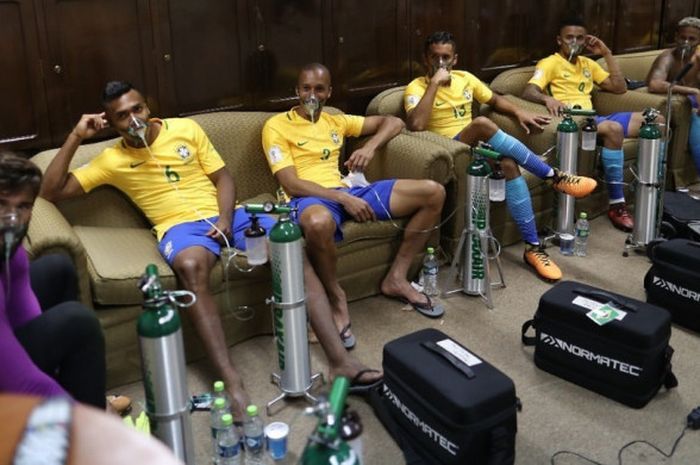 Beberapa pemain Timnas Brasil harus mendapat asupan oksigen dari tabung setelah melawan Timnas Bolivia dalam ajang Kualifikasi Piala Dunia 2018 di Stadion Estadio Hernando Siles, La Paz, Bolivia pada Jumat (6/10/2017).