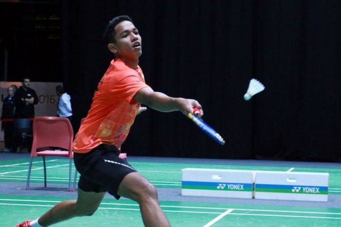 Pebulu tangkis tunggal putra Indonesia, Chico Aura Dwi Wardoyo, saat menjalani pertandingan melawan wakil Korea Selatan, Woo Seung-hoon, pada babak play-off Grup F Kejuaraan Dunia Junior di Bilbao Arena, Bilbao, Spanyol, Jumat (4/11/2016). Chico menang 21-19, 21-11.