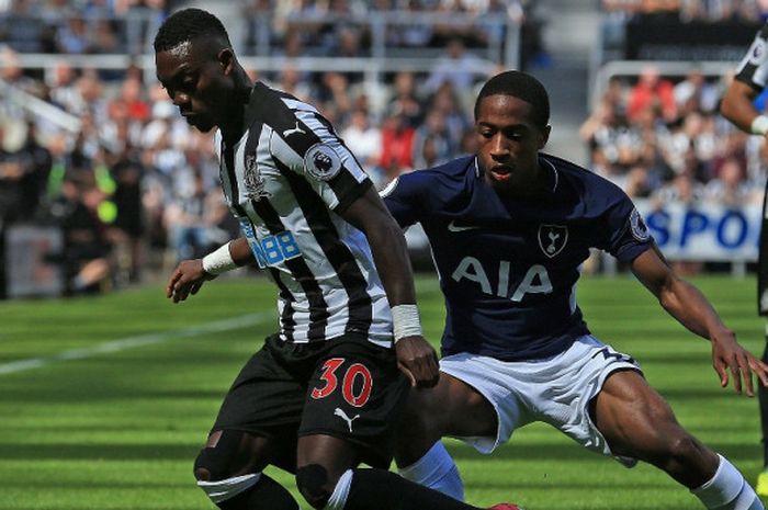 Bek kanan Tottenham Hotspur, Kyle Walker-Peters, mengawal pergerakan pemain Newcastle United, Christian Atsu (kiri), dalam laga Liga Inggris di St. James Park, Newcastle, pada 13 Agustus 2017.