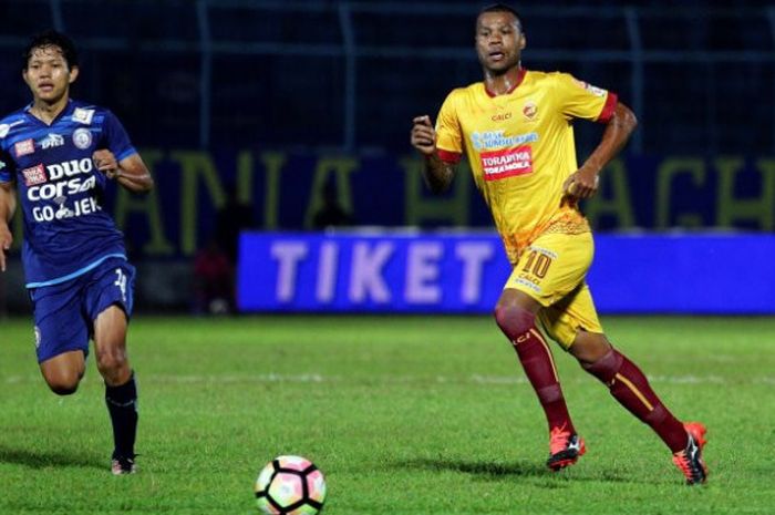  Striker Persipura Jayapura, Hilton Moreira (kanan) saat berseragam Sriwijaya FC. 