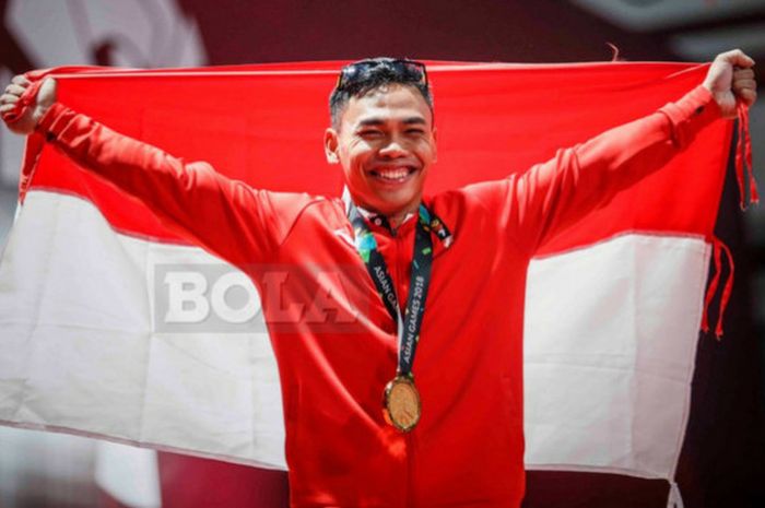 Selebrasi lifter Indonesia, Eko Yuli Irawan, saat berhasil meraih medali emas pada cabor Angkat Besi