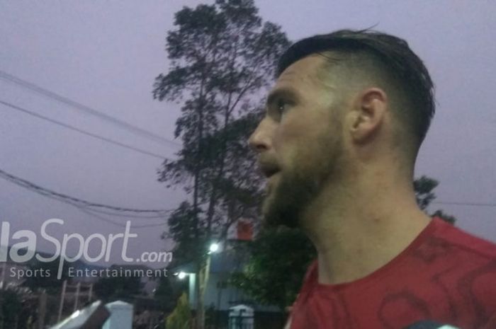 Penyerang Persija Jakarta, Marko Simic, menjawab pertanyaan wartawan seusai latihan, di Lapangan PSAU, Halim Perdanakusuma, Jakarta Timur, Selasa (2/10/2018).