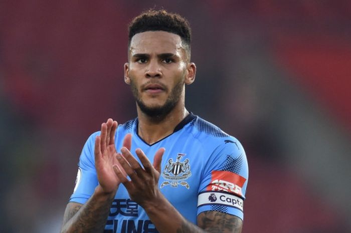 Kapten Newcastle United, Jamaal Lascelles, bertepuk tangan seusai laga Liga Inggris kontra Southampt