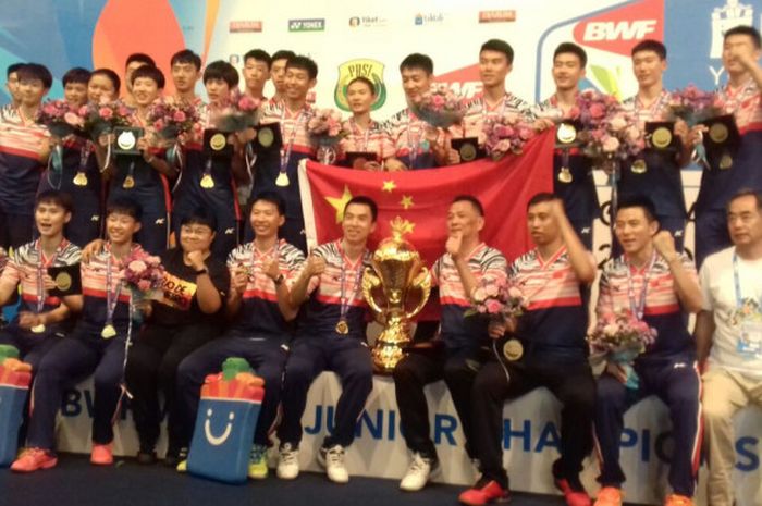 Wakil China berfoto setelah menang di partai beregu Kejuaraan Dunia Bulu Tangkis Junior 2017, Sabtu (14/10/2017). China berhasil menang 3-1 atas Malaysia di partai puncak.