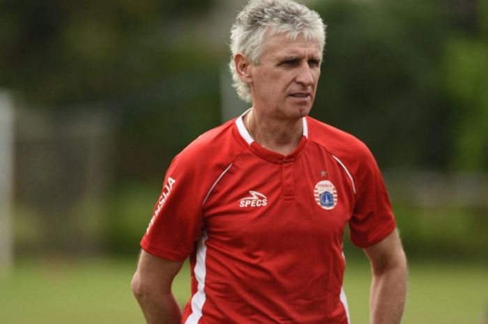 Pelatih Persija Jakarta Ivan Kolev saat memimpin latihan Macan Kemayoran di Lapangan Sutasoma, Halim, Jakarta Timur.