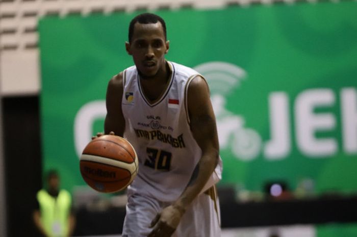 Pemain impor Bima Perkasa Jogja, David Seagers, saat tampil di GOR Sritex Arena dalam laga IBL 2018/19 Seri Solo, Kamis (10/1/2019).