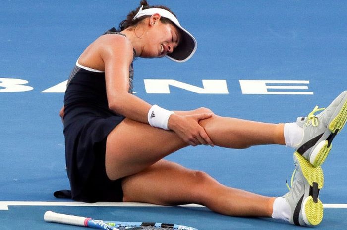 Petenis putri Spanyol, Garbine Muguruza, merasa kesakitan seraya memegangi kaki kanannya setelah mengalami kram betis kanan saat menjalani laga melawan Aleksandra Krunic (Serbia) pada babak kedua turnamen Brisbane Internasional 2018, di Pat Rafter Arena, Selasa (2/1).