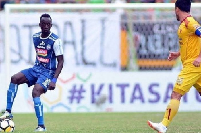  Gelandang Arema FC, Makan Konate, saat bermain melawan Sriwijaya FC pada 21 Juli 2018 