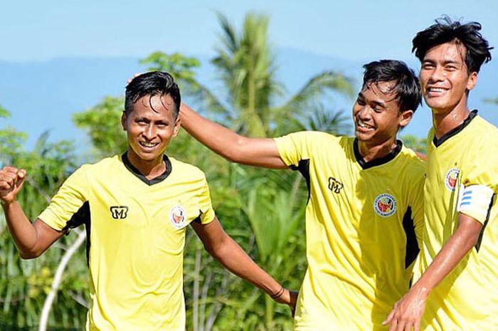 Aksi Pemain Semen Padang, Ananias Fingkrew (kiri), saat melakoni laga uji coba melawan Pariaman FC, Rabu (31/1/2018).