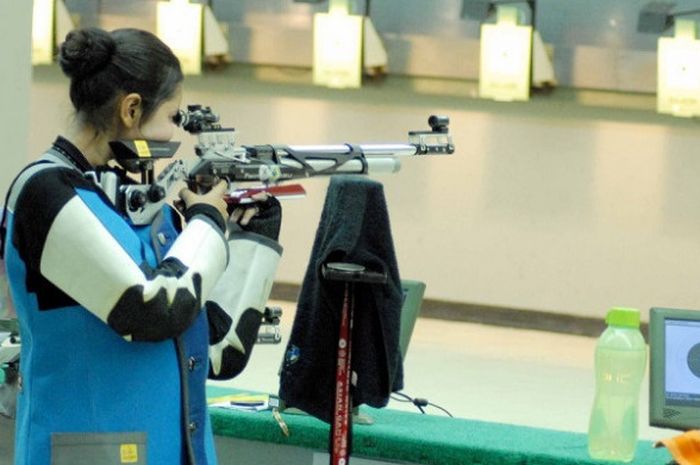 Petembak Vidya Rafika tampil di nomor 10 meter Air Rifle Woman pada test event Asian Games 2018 di Cilodong, Depok, Minggu (5/11/2017).