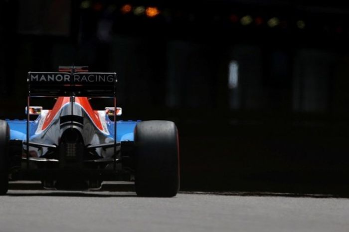 Pebalap Manor Racing asal Indonesia, Rio Haryanto, akan memasuki terowongan sirkuit di jalan raya Monaco saat menjalani sesi latihan GP Monaco, Kamis (26/5/2016).