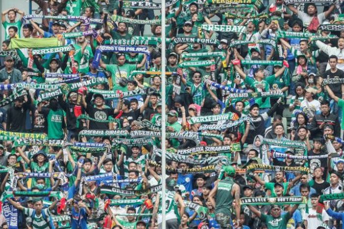  Suporter setia Persebaya, Bonek, saat mendukung timnya berlaga pada Liga 2 musim 2017. 