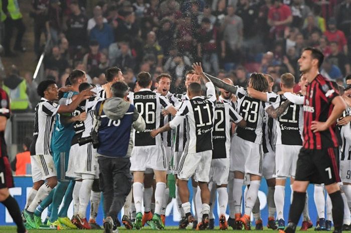   Para pemain Juventus melakukan selebrasi seusai mengalahkan AC Milan dalam laga final Coppa Italia di Stadion Olimpico, Roma pada 9 Mei 2018.  