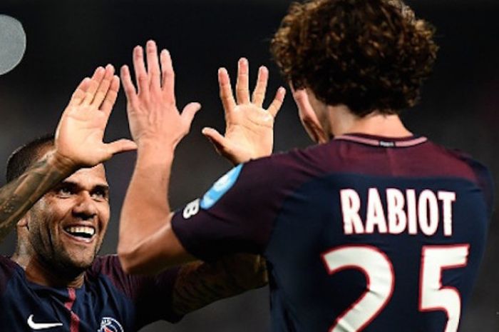 Dani Alves merayakan gol PSG di Piala Super Prancis 2017 bersama Adrien Rabiot, Sabtu (29/7/2017). 