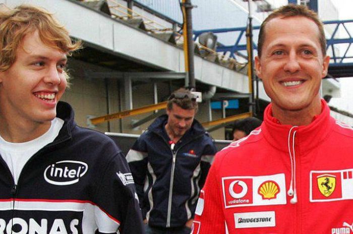 Michael Schumacher (kanan) saat menyambut Sebastian Vettel (kiri) sebagai test driver di musim 2006.