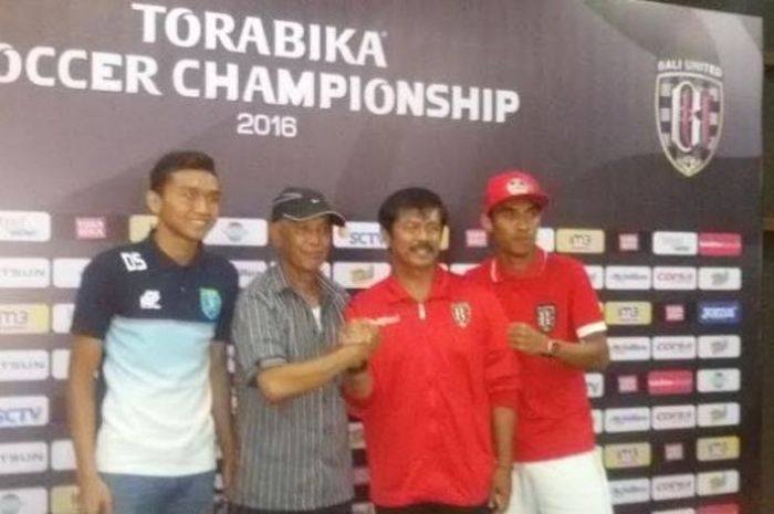 Pelatih Persela, Sutan Harhara (dua dari kiri) bersama pelatih Bali United, Indra Sjafri (dua dari kanan) seusai jumpa pers pra-laga kedua tim di Kuta, Jumat (10/6/2016) sore. 