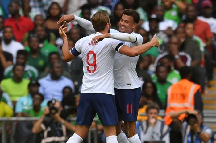 Striker Inggris, Harry Kane (kiri), merayakan golnya bersama Dele Alli dalam laga persahabatan kontra Nigeria di Stadion Wembley, London, Inggris pada 2 Juni 2018.