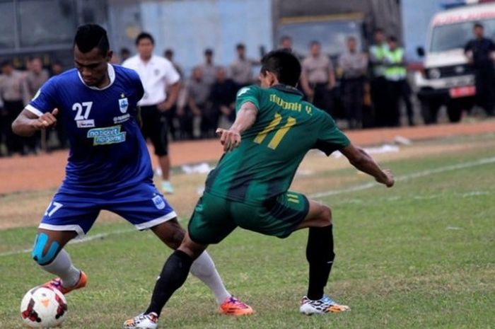 Pemain PSIS, Safrudin Tahar (biru) mencoba melewati gelandang PSS, Mudah Yulianto, pada uji coba di 