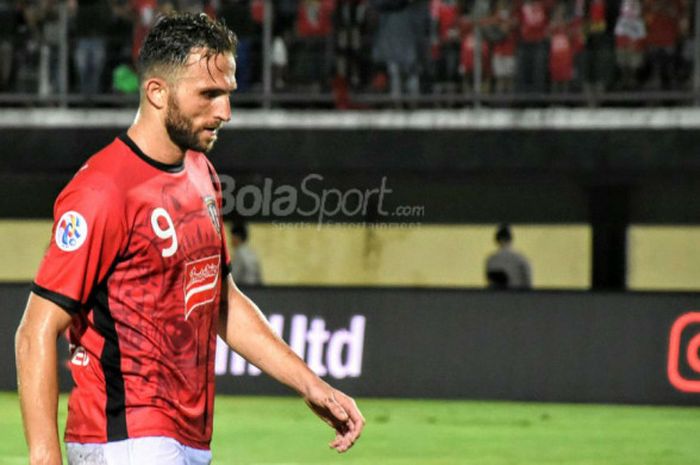 Striker Bali United, Ilija Spasojevic, beraksi pada laga babak kualifikasi Liga Champions Asia 2018 kontra Tampines Rovers di Stadion Kapten I Wayan Dipta, Gianyar, Selasa (16/1/2018)