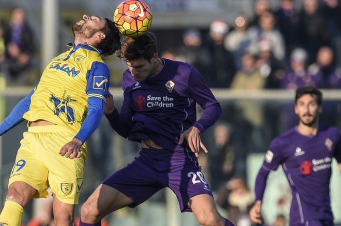 Aksi bek Fiorentina, Marcos Alonso Mendoza (tengah), saat berduel dengan gelandang Chievo Verona, Lucas Nahuel Castro (kiri), dalam pengamatan Davide Astori di laga Liga Italia 2015-2016 di Stadion Artemio Franchi, Florence, Italia, pada 20 Desember 2015.
