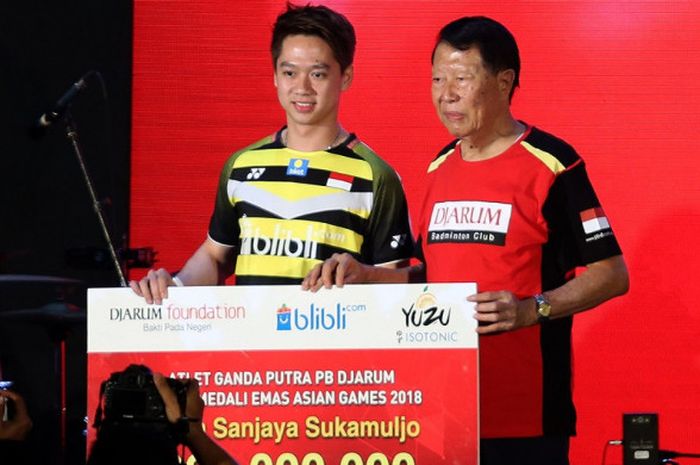 Kevin Sanjaya saat menerima bonus dari Djarum Foundation di Kudus, Kamis (6/9/2018), seusai berhasil memenangi medali emas pada Asian Games 2018 di sektor ganda putra.