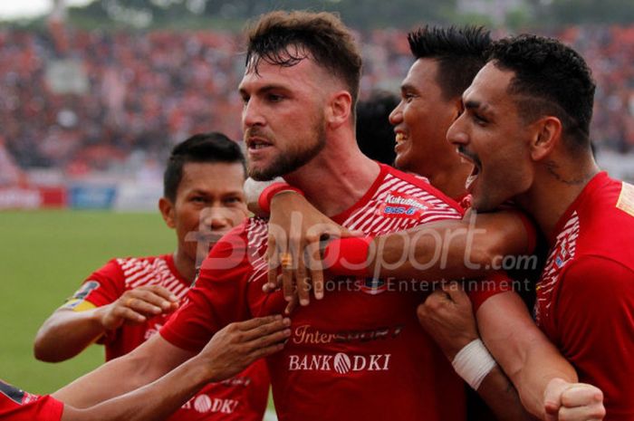 Penyerang Persija Jakarta, Marko Simic, merayakan golnya ke gawang Mitra Kukar, di babak perempat final Piala Presiden 2018, Minggu (4/2/2018).
