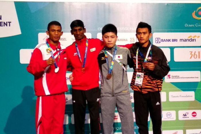Petinju Indonesia dari kelas 46-49 kg putra, Mario Blasius Kali (kiri), meraih medali perak pada test event Asian Games 2018 cabang olahraga tinju, di JIExpo Kemayoran, Jakarta, Kamis (15/2/2018).
