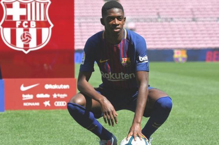 Pose Ousmane Dembele saat diperkenalkan sebagai pemain baru FC Barcelona di Stadion Camp Nou, Barcelona, 28 Agustus 2017.