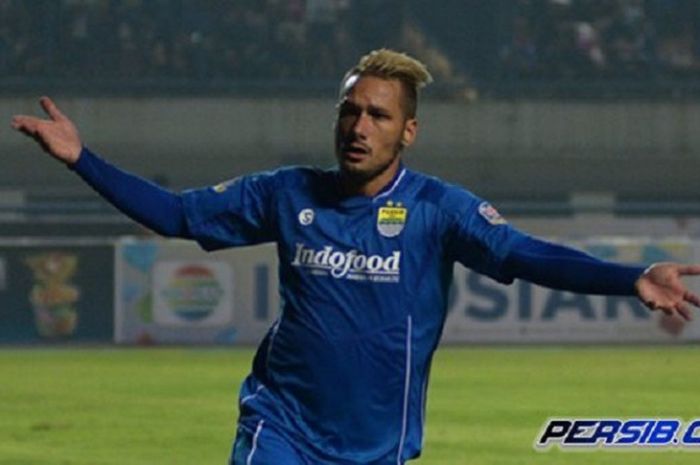 Raphael Maitimo saat memperkuat Persib Bandung.