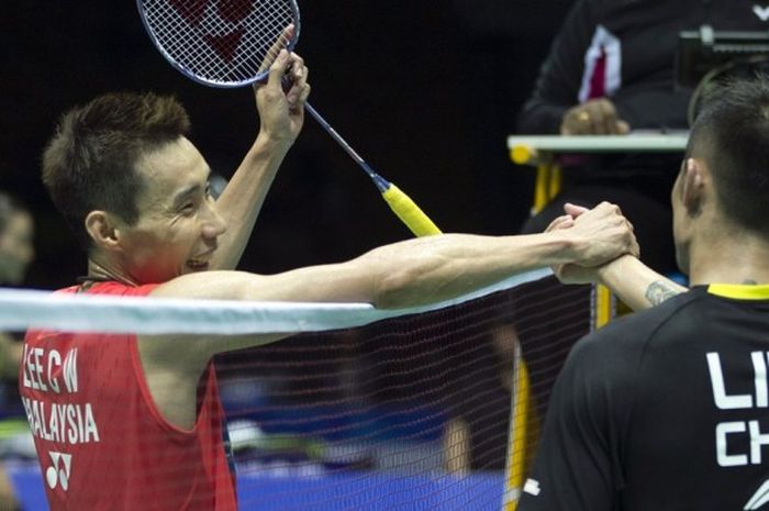 Pebulu tangkis Malaysia, Lee Chong Wei (kiri), menjabat tangan Lin Dan (China) setelah memenangi laga babak semifinal Kejuaraan Asia di Wuhan, Hubei, China, 30 April 2016.