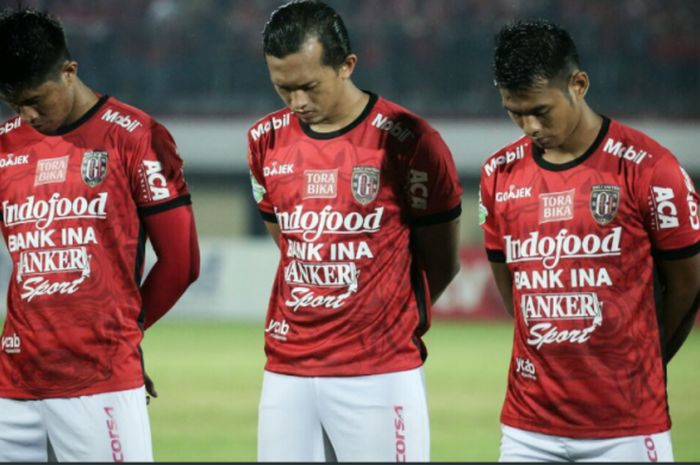 Pemain Bali United mengheningkan cipta sejenak untuk tewasnya suporter Indonesia pada laga Indonesia VS Fiji pada pertandingan kandang Bali United Vs Persela Lamongan
