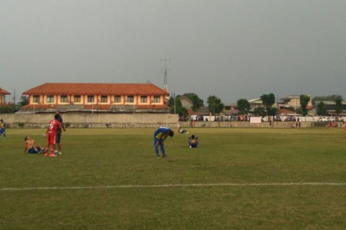 Pemain-pemain Persikad Depok tertunduk lesu usai ditahan imbang Persika Karawang 2-2, di Lapangan Mako Brimob, Depok, Minggu (13/8/2017).