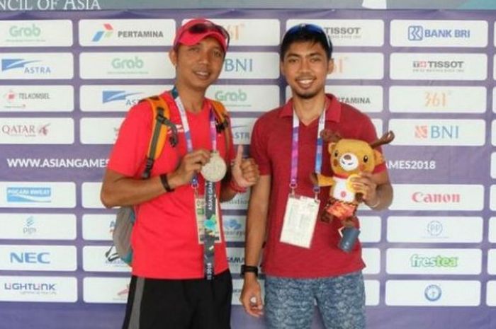 Tampak Muhammad Sejahtera Dwi Putra dan pelatihnya usai meraih medali perak cabang olahraga tembak Asian Games 2018, Rabu (5/9/2018)