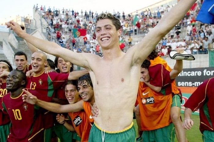 Penyerang Portugal, Cristiano Ronaldo, merayakan kemenangan 3-1 negaranya kontra Italia di final Toulon Tournament 2003 di Stadion Mayoral, Toulon, pada 21 Juni 2003.
