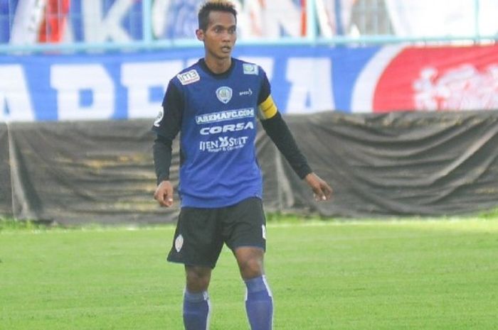 Gelandang sekaligus kapten Arema, Hendro Siswanto, saat menghadapi Madura United, Minggu (14/2/2016).