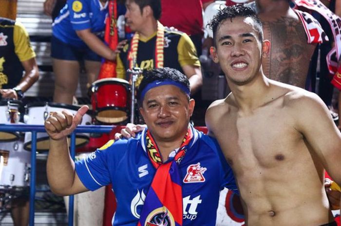 Bek asal Indonesia yang membela PTT Rayong, Ryuji Utomo (kanan) bersama salah satu suporter timnya seusai bermain kontra tuan rumah Nong Bua Pitchaya pada laga Liga Thailand 2 2018, 12 Mei 2018.